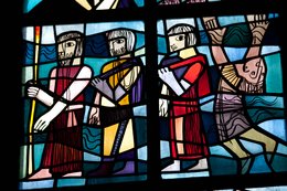Ausschnitt aus dem Buntglasfenster in den Seitenapsiden, Marienkirche Landau